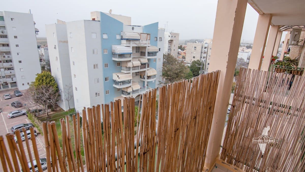 For Sale - 3-Room Apartment in Vav HaHadasha Neighborhood