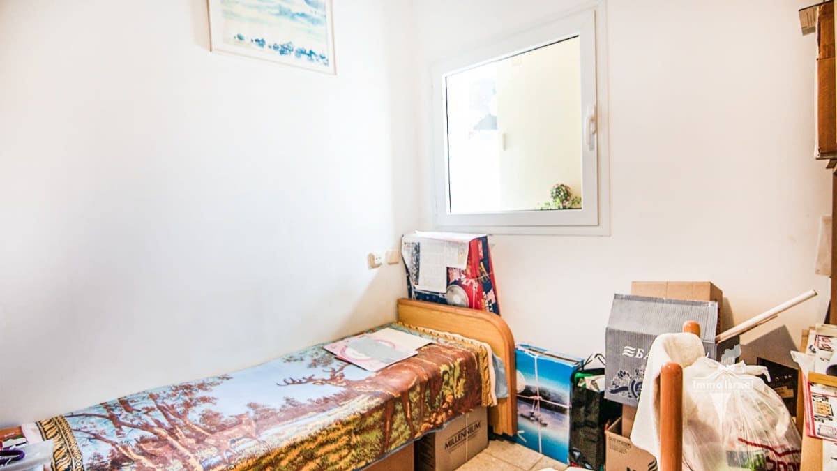 For Sale: 4-Room Apartment in Vav HaHadasha