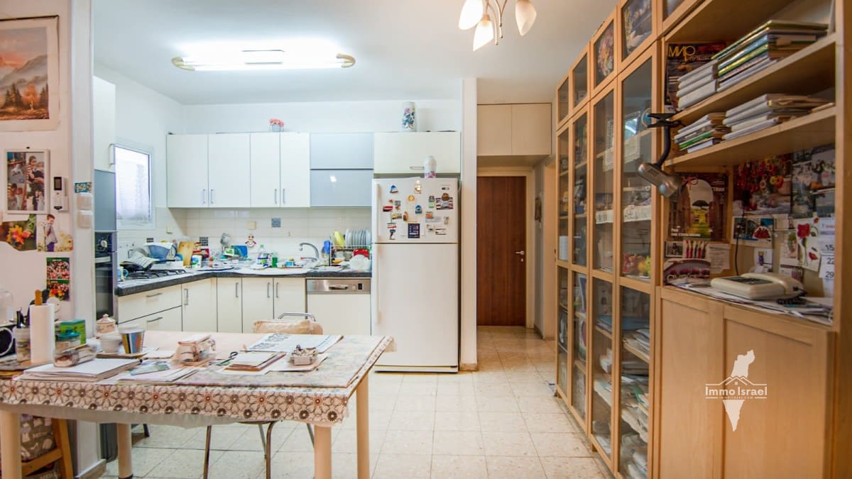 For Sale: 4-Room Apartment in Vav HaHadasha