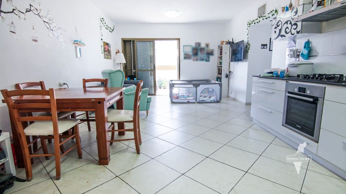 For Sale: 4-Bedroom Apartment in Neighborhood Gimel, Migdalei Keren