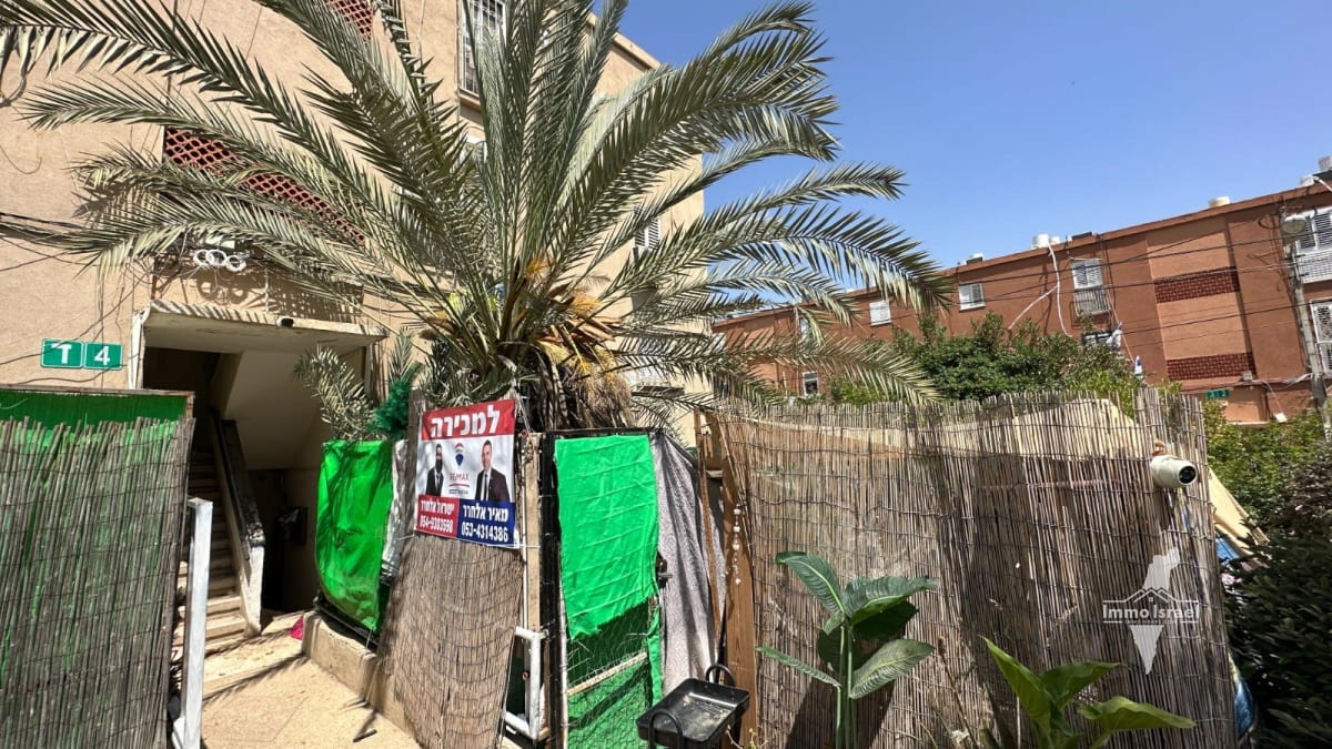 For sale: 3-room garden apartment in neighborhood Dalet on Yoel HaShofet Street