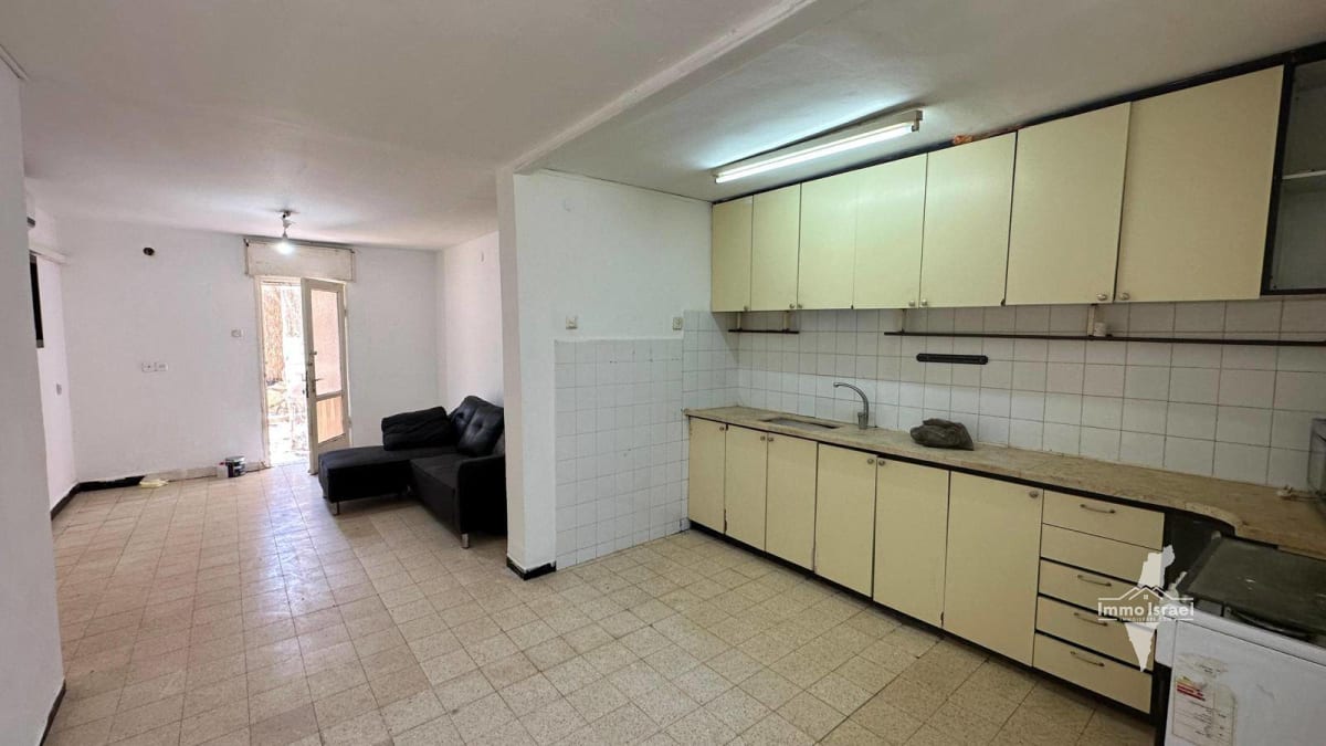 For sale: 3-room garden apartment in neighborhood Dalet on Yoel HaShofet Street