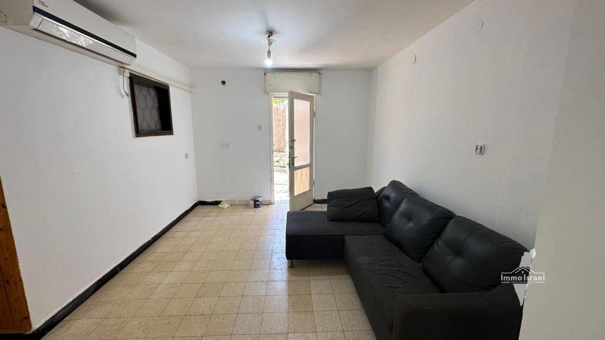 For sale: 3-room garden apartment in neighborhood Dalet on Yoel HaShofet Street