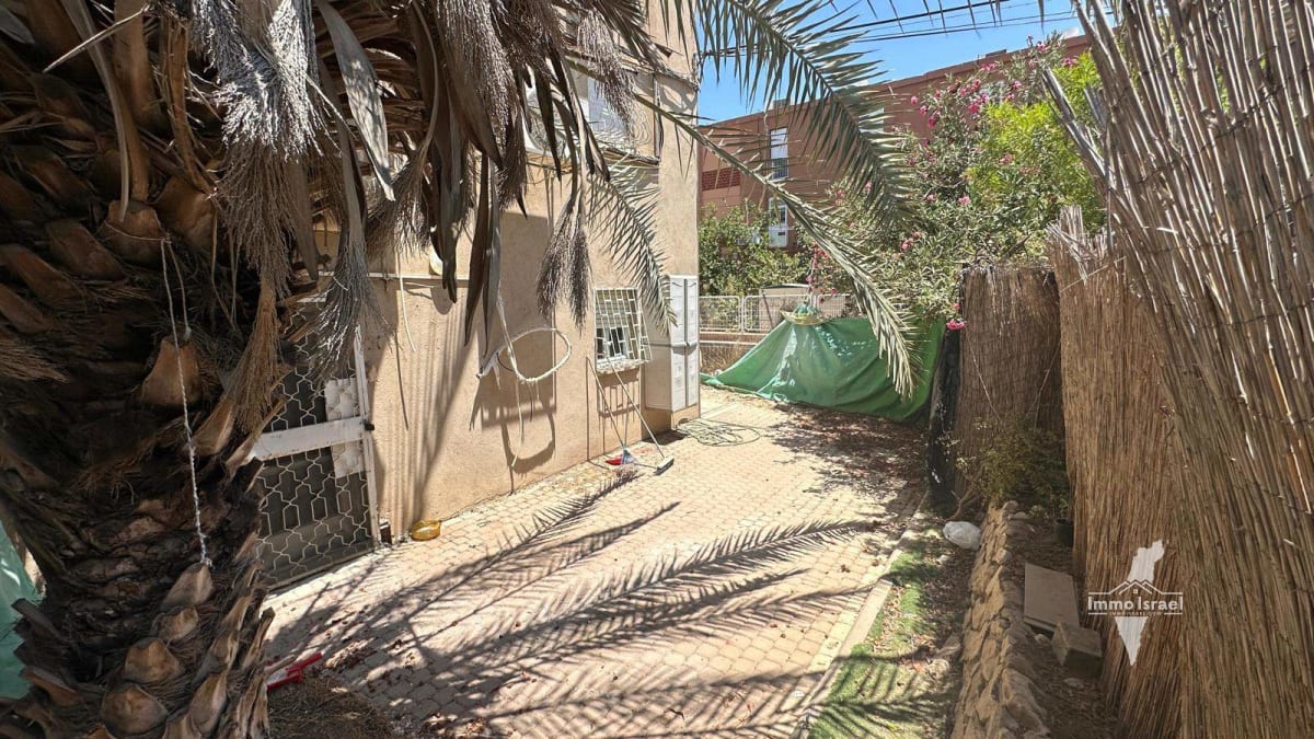 For sale: 3-room garden apartment in neighborhood Dalet on Yoel HaShofet Street