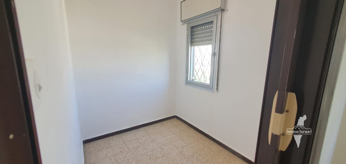 For Sale: 2.5-Room Apartment in New Neighborhood Vav HaHadasha on Yaakov Dori Street