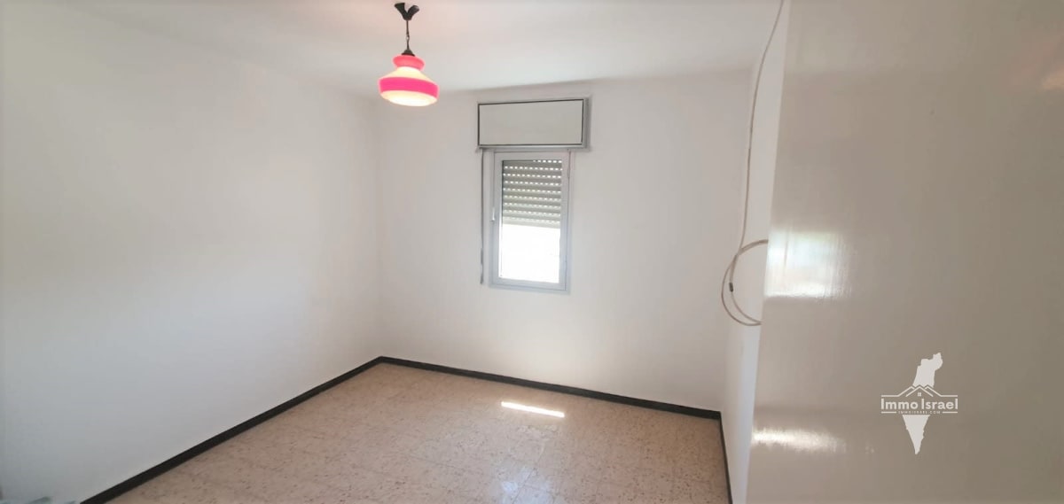 For Sale: 2.5-Room Apartment in New Neighborhood Vav HaHadasha on Yaakov Dori Street