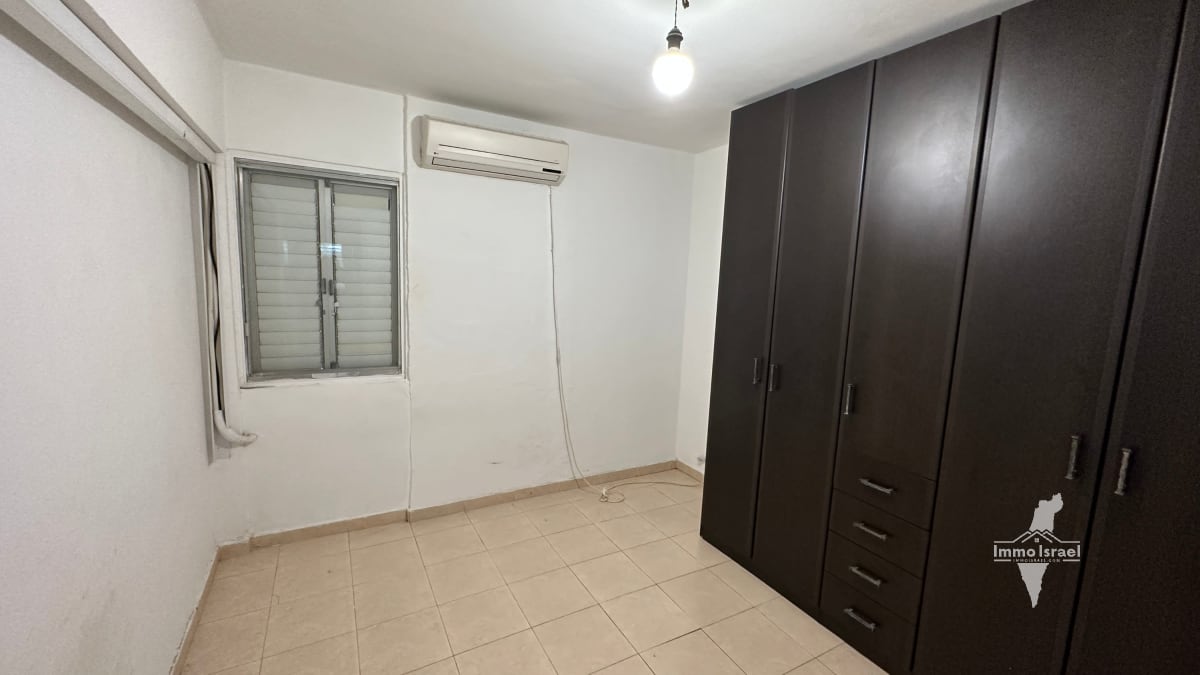 For Sale, 3-Room Garden Corner Apartment