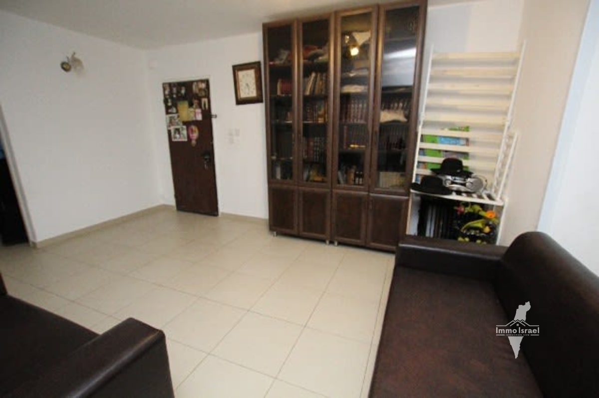 3-Bedroom Apartment for Sale in Vav HaHadasha Neighborhood, Mivtsa Kilshon
