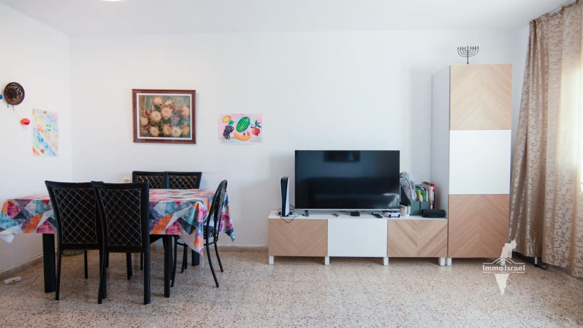 3-Room Apartment in Yud Alef Neighborhood on Radak Street