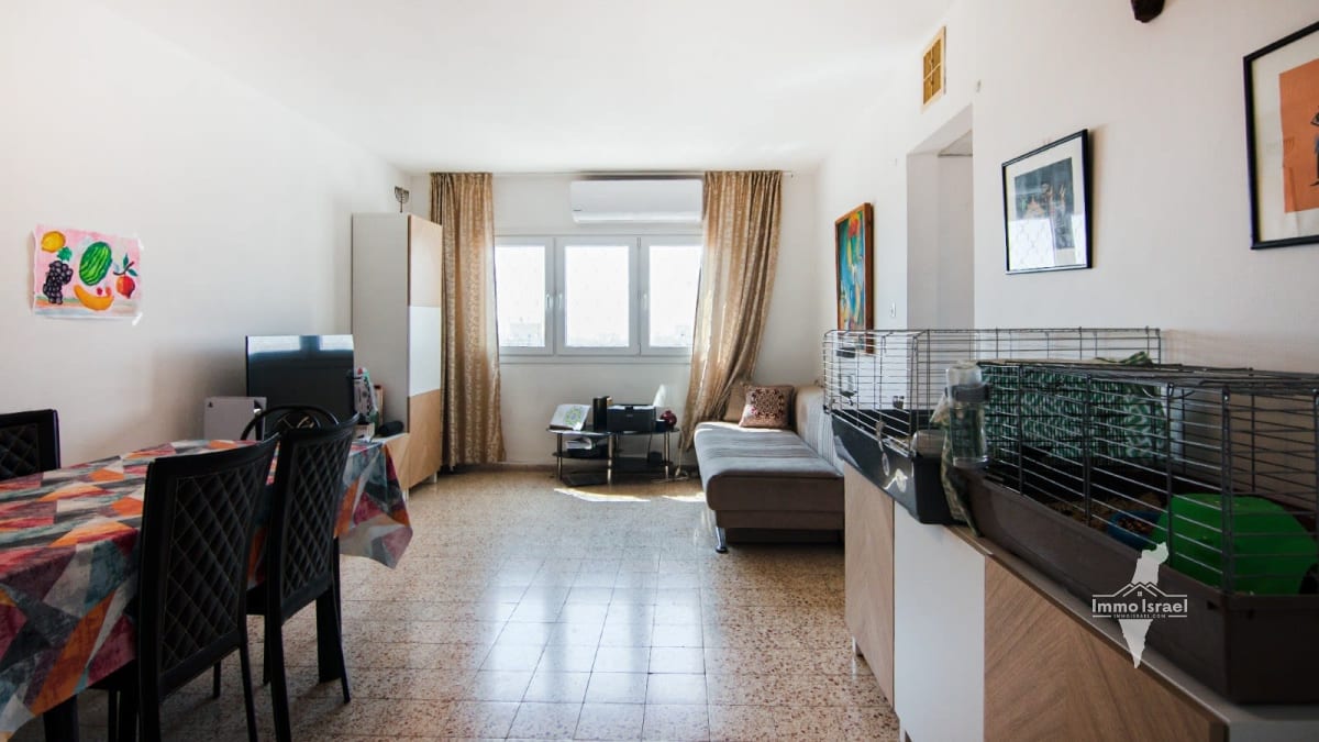 3-Room Apartment in Yud Alef Neighborhood on Radak Street