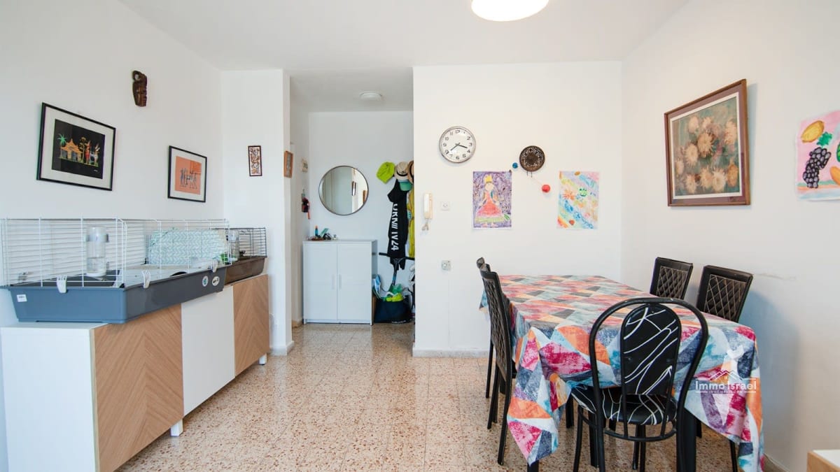 3-Room Apartment in Yud Alef Neighborhood on Radak Street