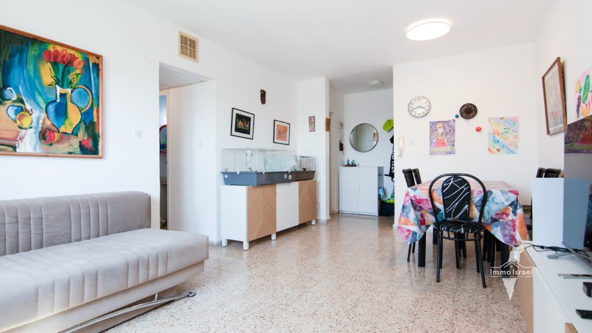 3-Room Apartment in Yud Alef Neighborhood on Radak Street