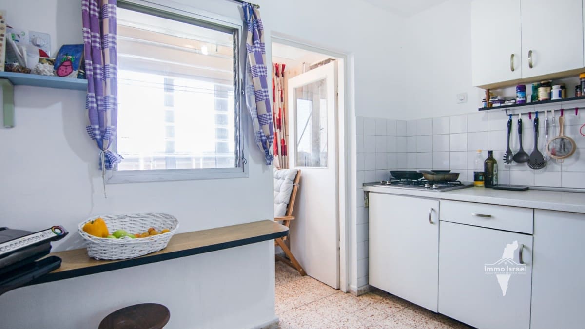 3-Room Apartment in Yud Alef Neighborhood on Radak Street