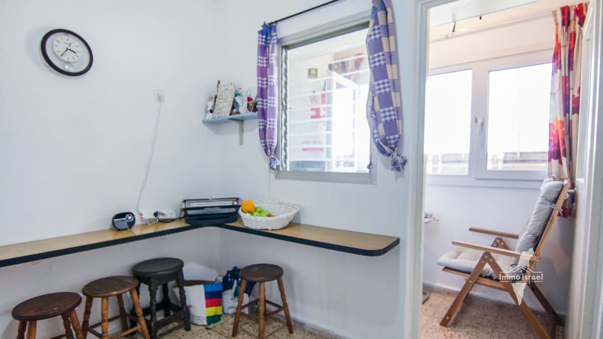 3-Room Apartment in Yud Alef Neighborhood on Radak Street