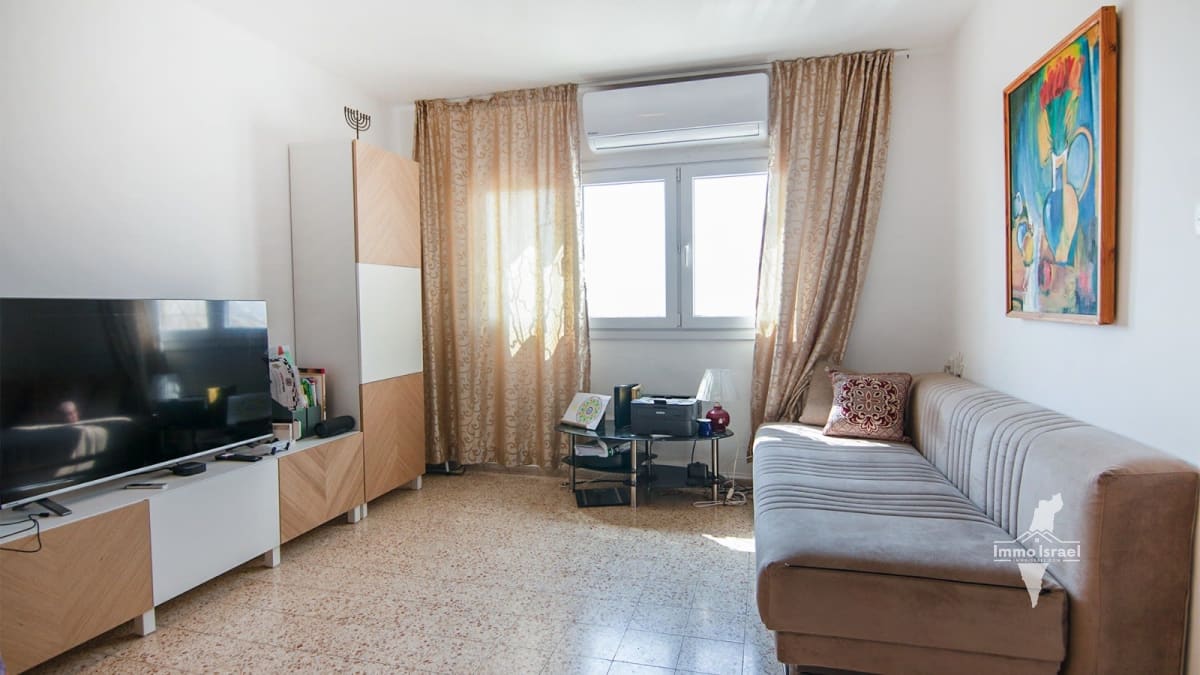 3-Room Apartment in Yud Alef Neighborhood on Radak Street