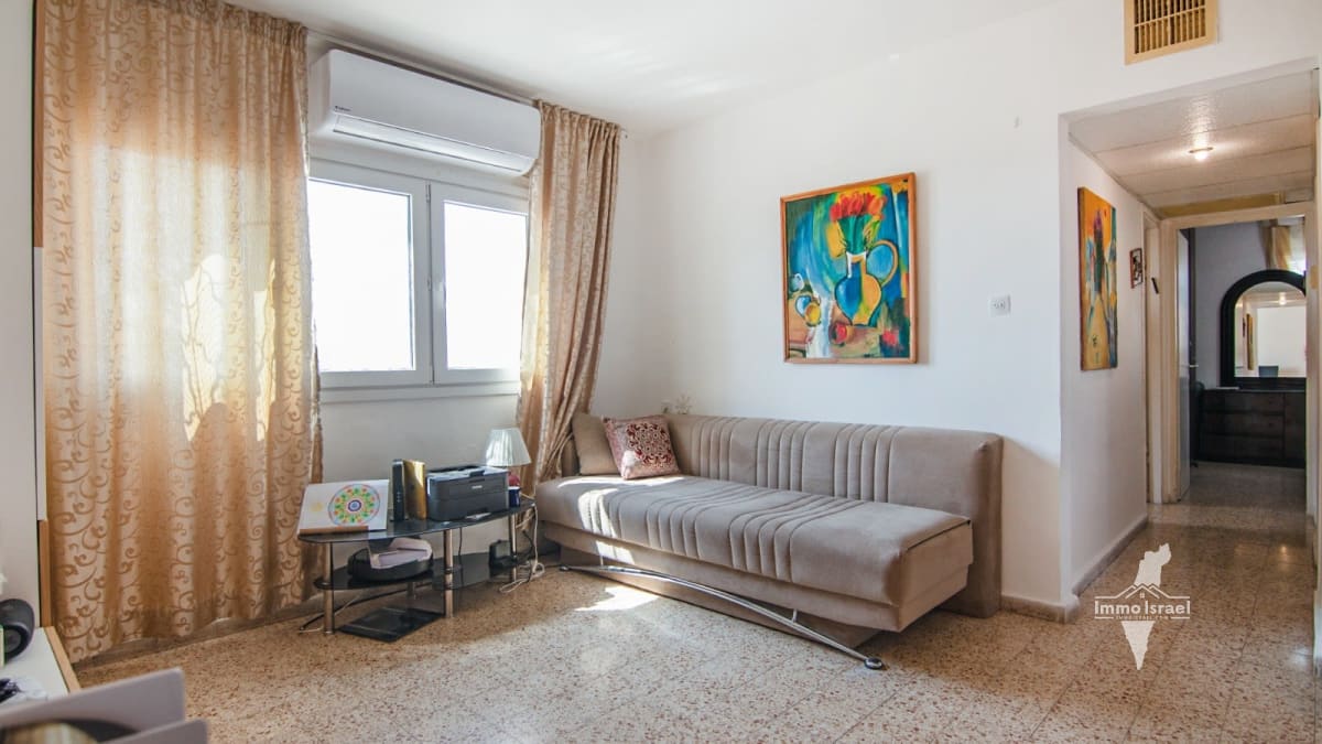 3-Room Apartment in Yud Alef Neighborhood on Radak Street