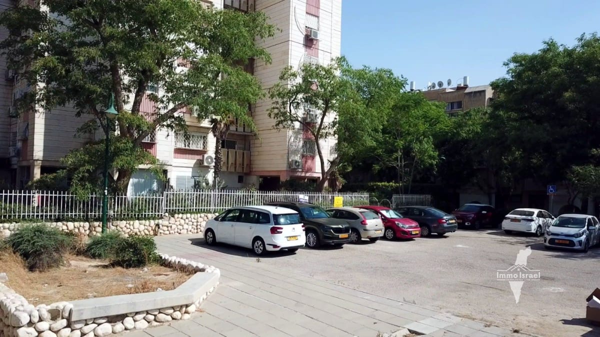 3-Room Apartment in Yud Alef Neighborhood on Radak Street