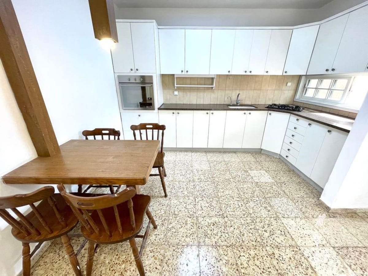 À louer : appartement de toit de 5 pièces sur la rue HaYarden