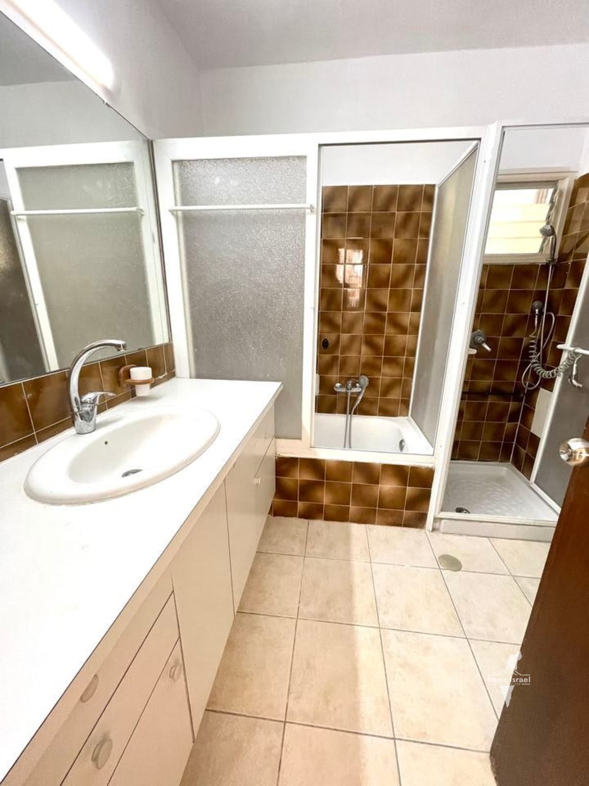 À louer : appartement de toit de 5 pièces sur la rue HaYarden