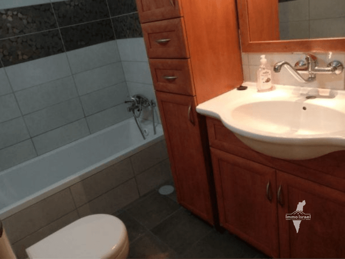 5-room apartment for rent in Merom Mave