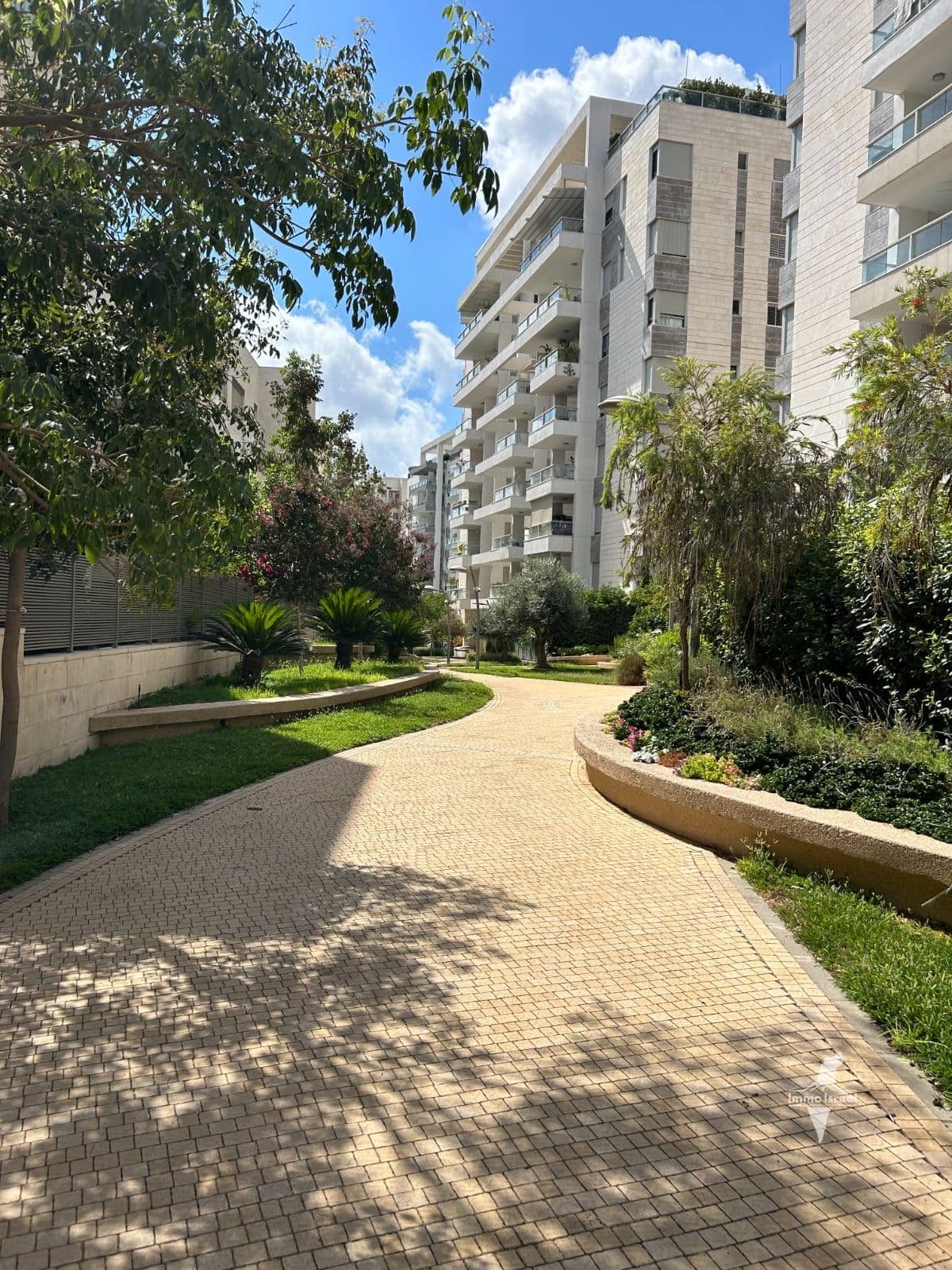 להשכרה דירת 5 חדרים בשכונת המשתלה שבצפון ת"א