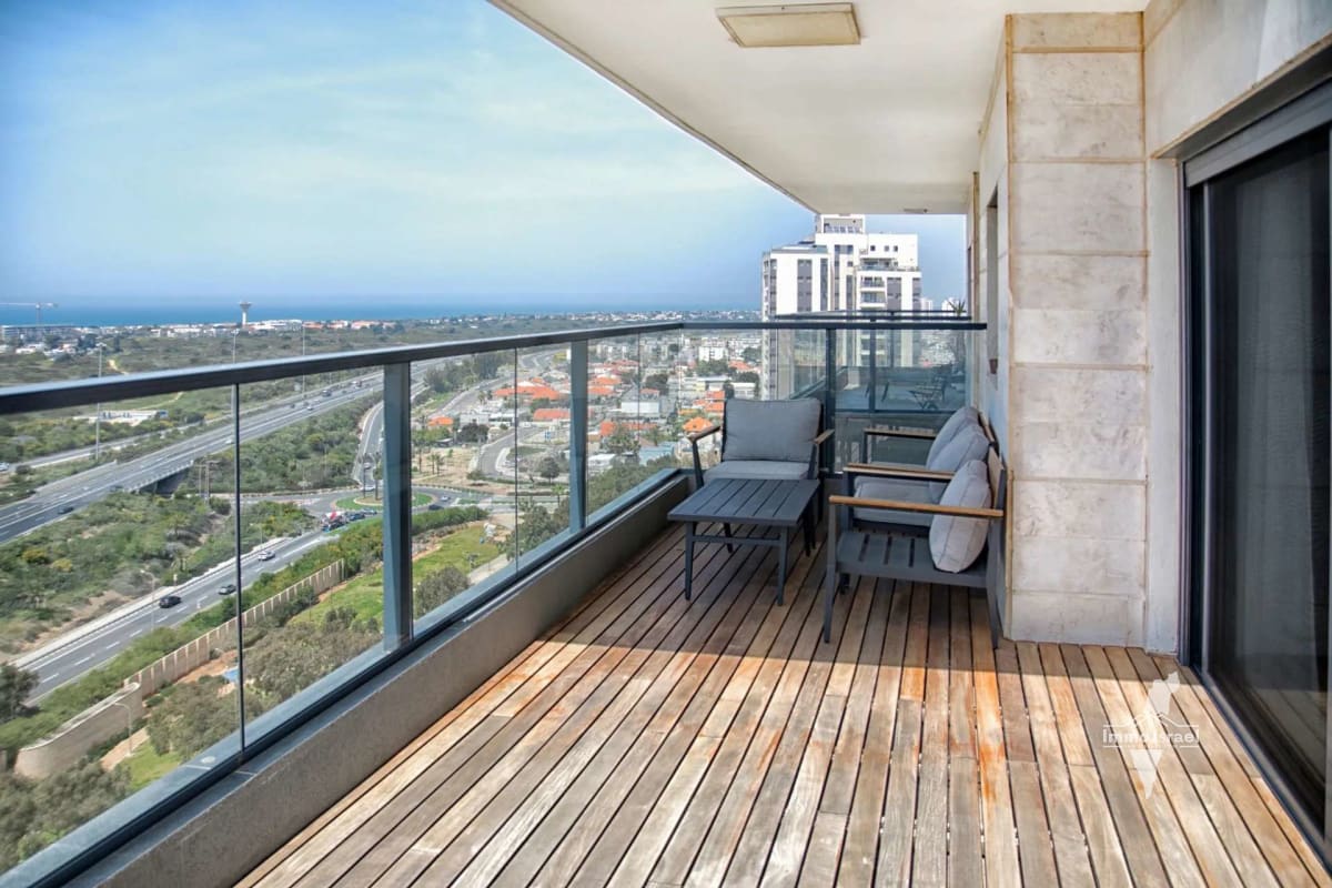 5-Room Mini Penthouse for Sale in Ganey Reuven