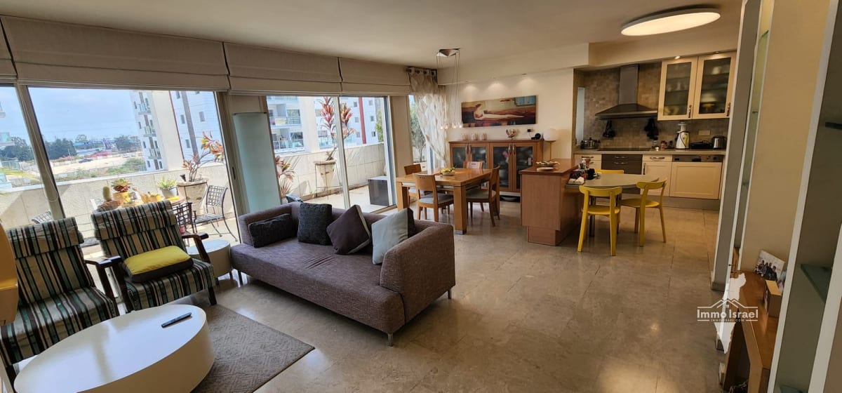 For Sale: Mini-Penthouse with 4.5 Rooms in Hamishtala Neighborhood