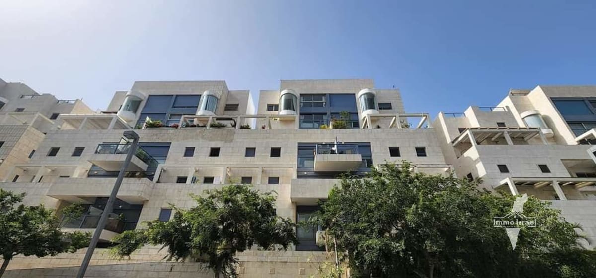 For Sale: Mini-Penthouse with 4.5 Rooms in Hamishtala Neighborhood