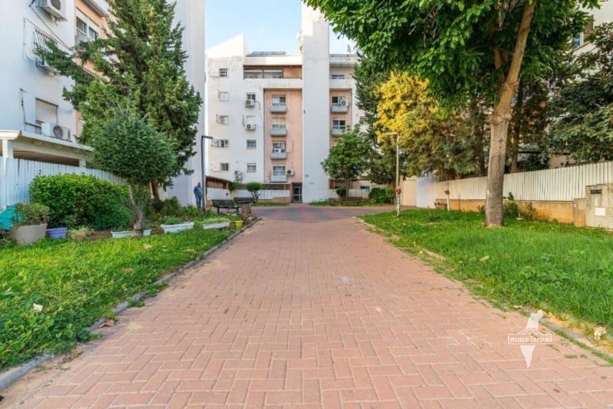 For Sale: 4-Room Apartment in Orot Neighborhood