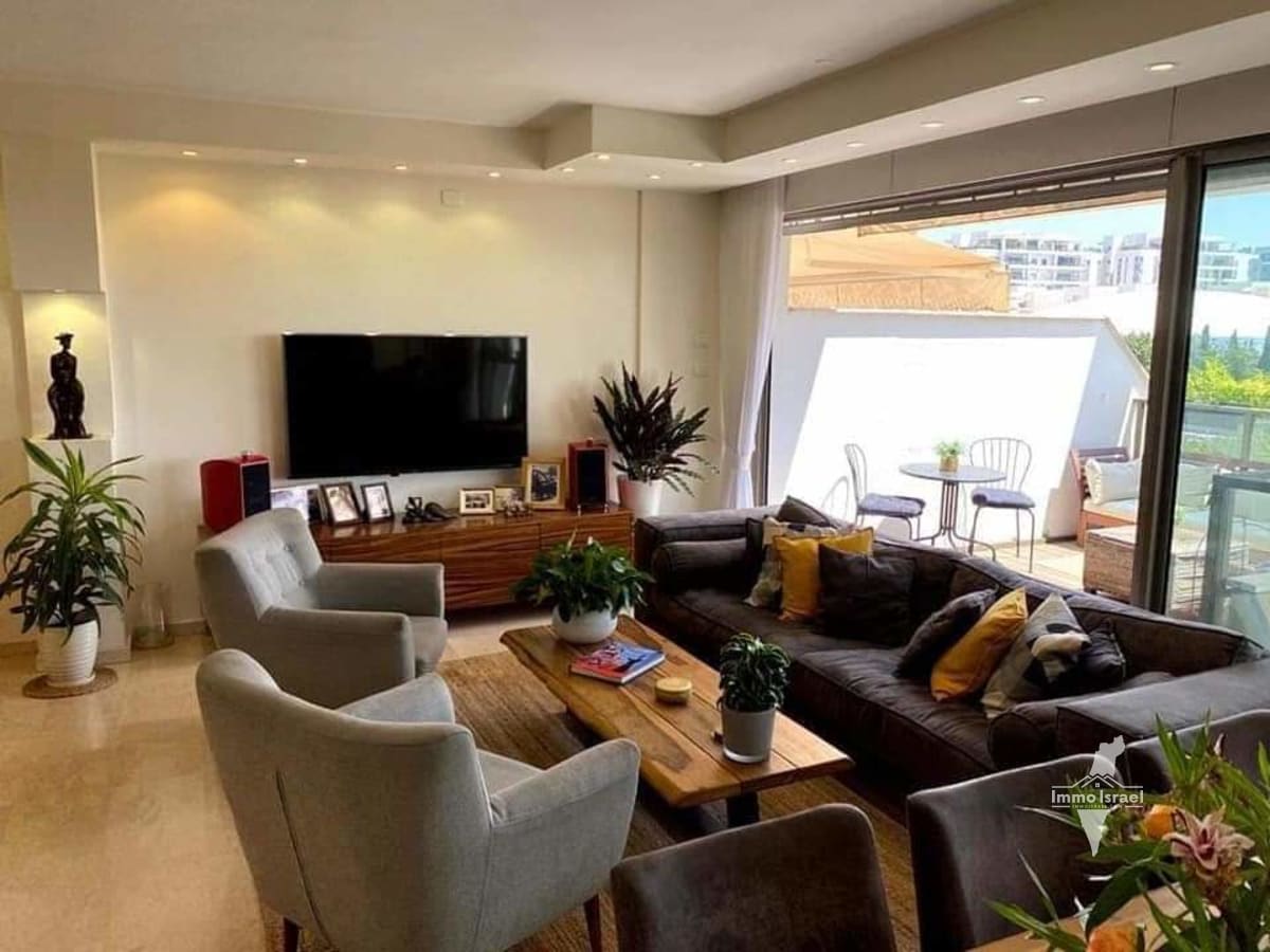 For Sale: Luxury 5-Room Apartment in North Tel Aviv