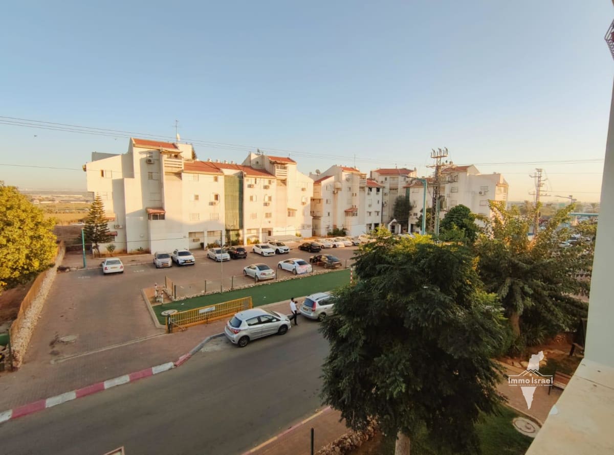 For Sale: 3-Room Apartment in Neot Yitzhak, Lod