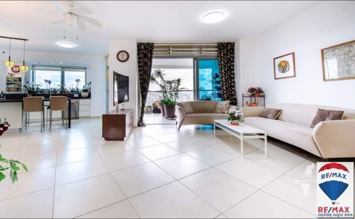 For Sale: 5-Room Apartment in Neve Oz, Petah Tikva