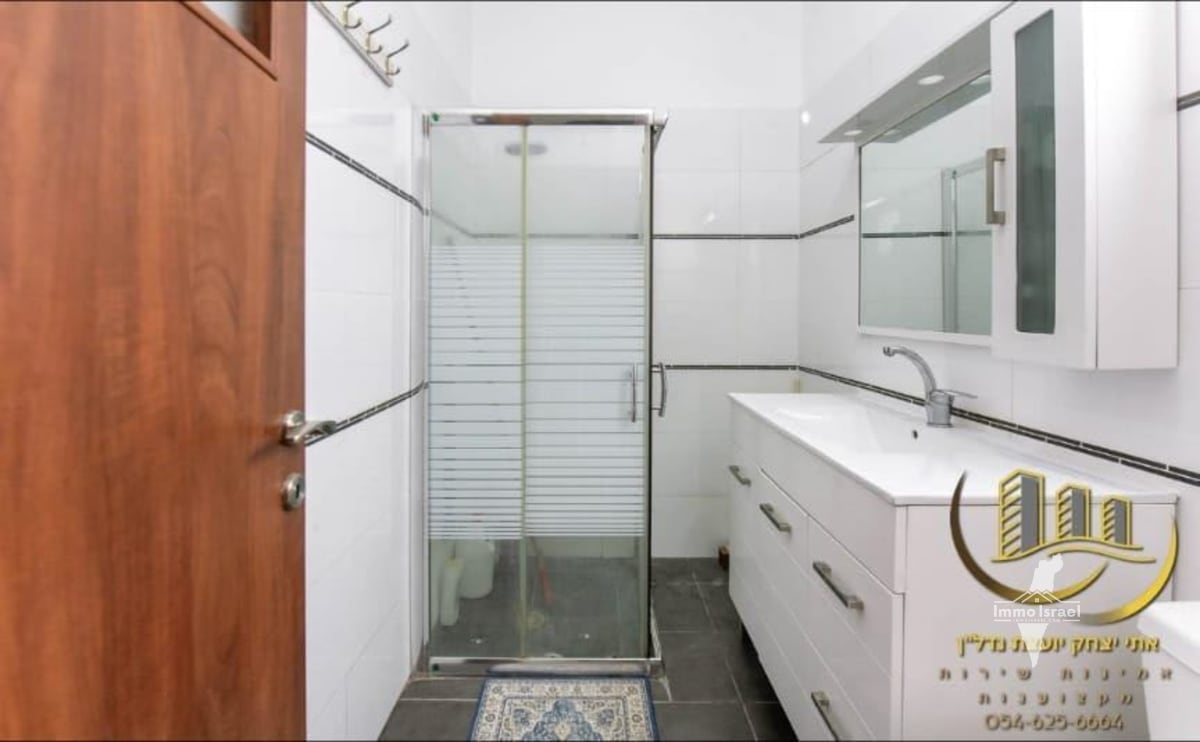 For Sale: 6-Room Duplex Penthouse in Machane Yehuda, Petah Tikva