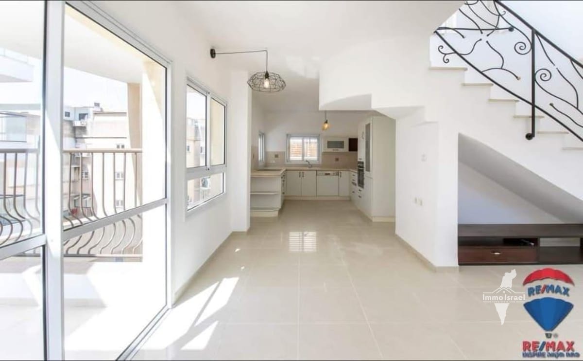 For Sale: 5-Room Duplex Apartment in Nahalat Tzvi, Petah Tikva