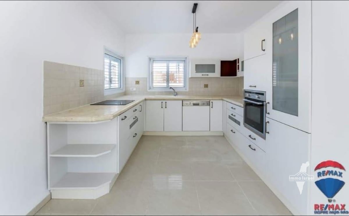 For Sale: 5-Room Duplex Apartment in Nahalat Tzvi, Petah Tikva