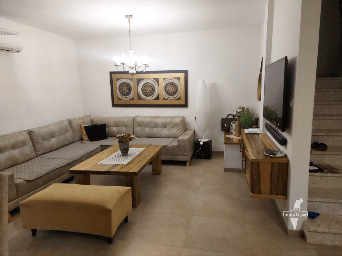 Villa for Rent - 6 Rooms in Ahuzat Barak