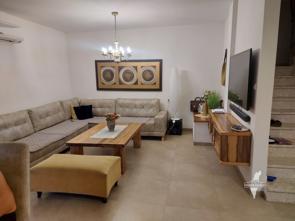 Villa for Rent - 6 Rooms in Ahuzat Barak
