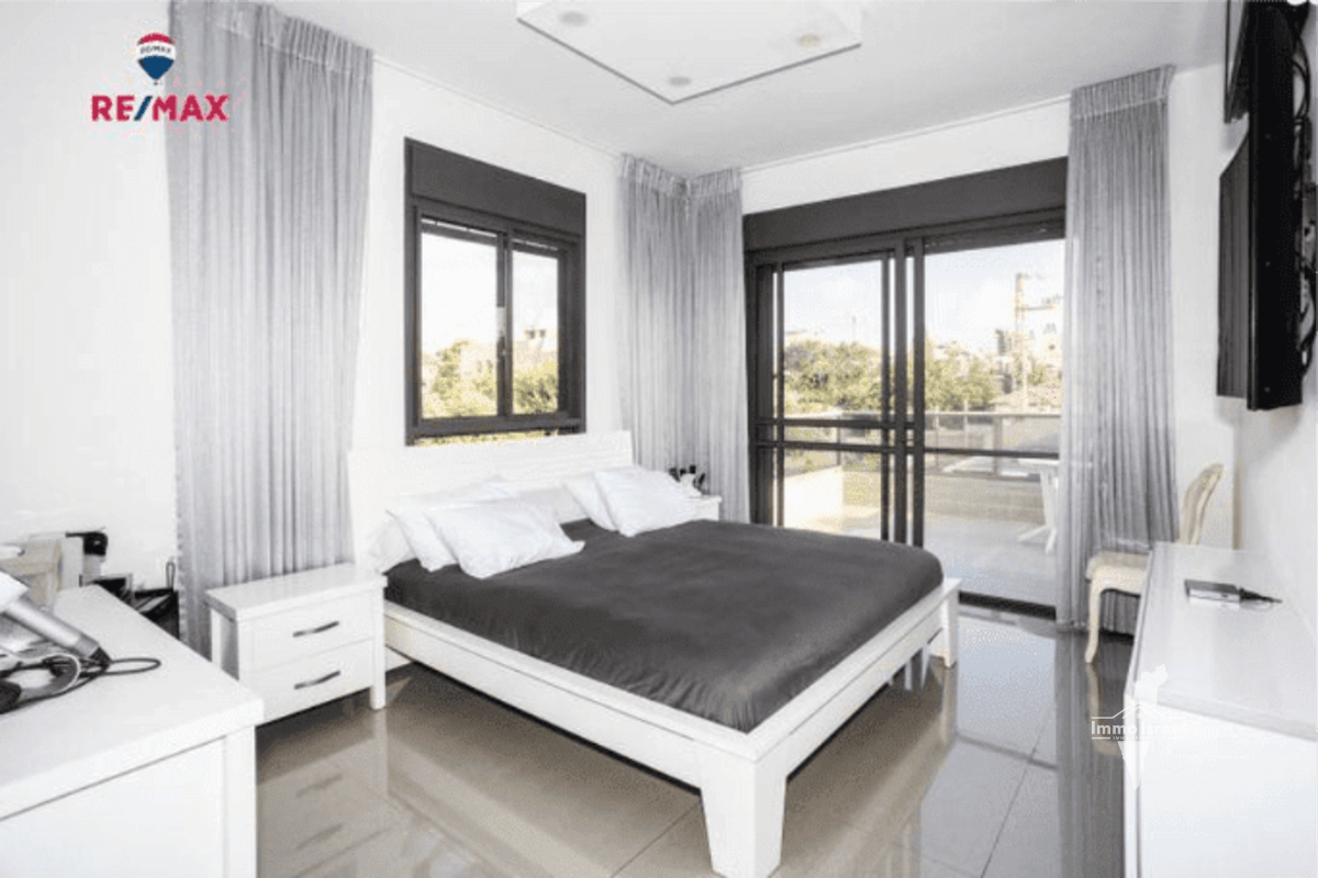 For Sale: 9-Room Duplex in Ein Hatchelet, Netanya