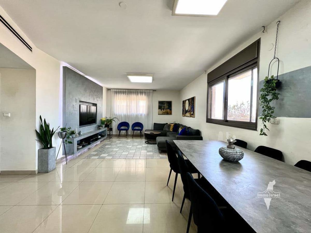 For Sale: 6-Room Duplex on Ha-Tnu'a ha-Tsiyonit Street, Netanya