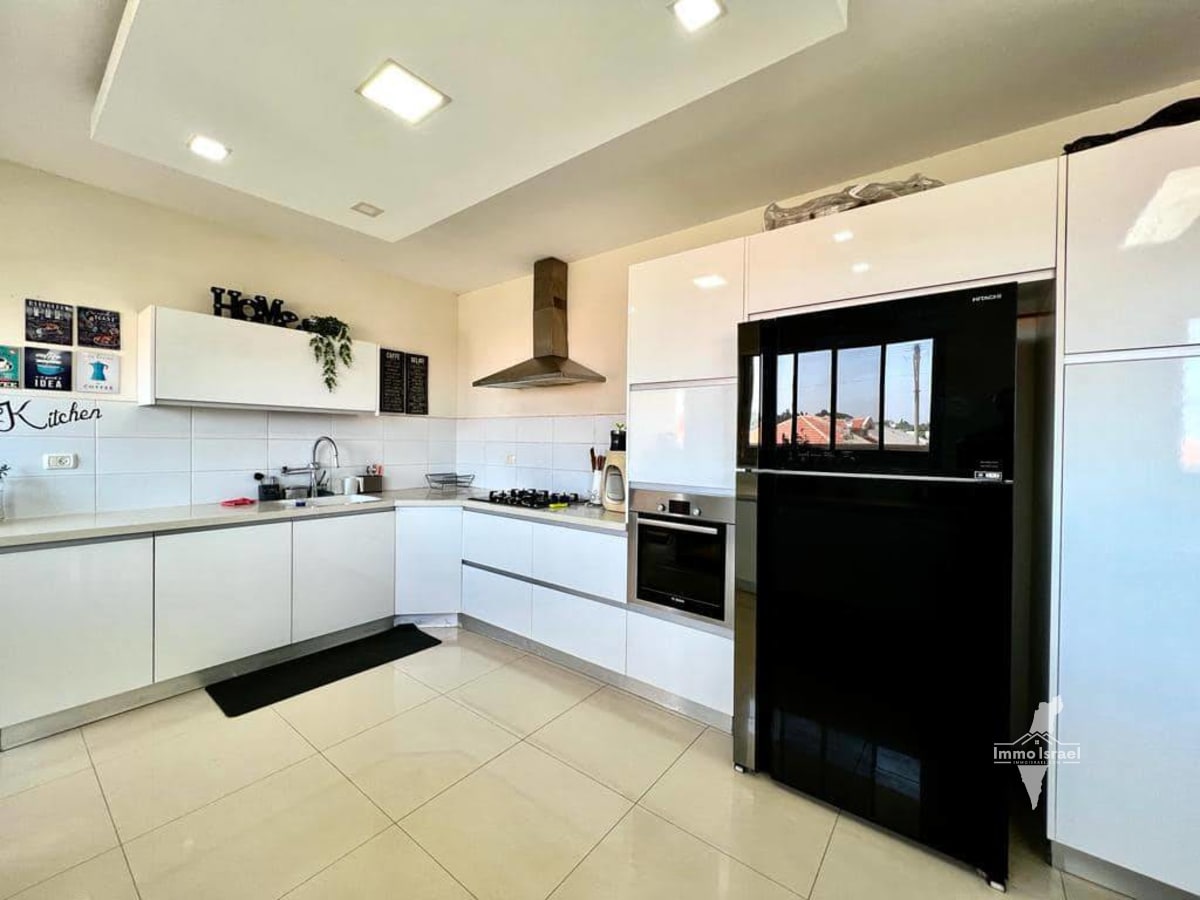 For Sale: 6-Room Duplex on Ha-Tnu'a ha-Tsiyonit Street, Netanya