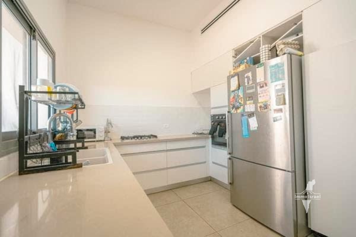 For Sale: 6-Room Penthouse in Harish