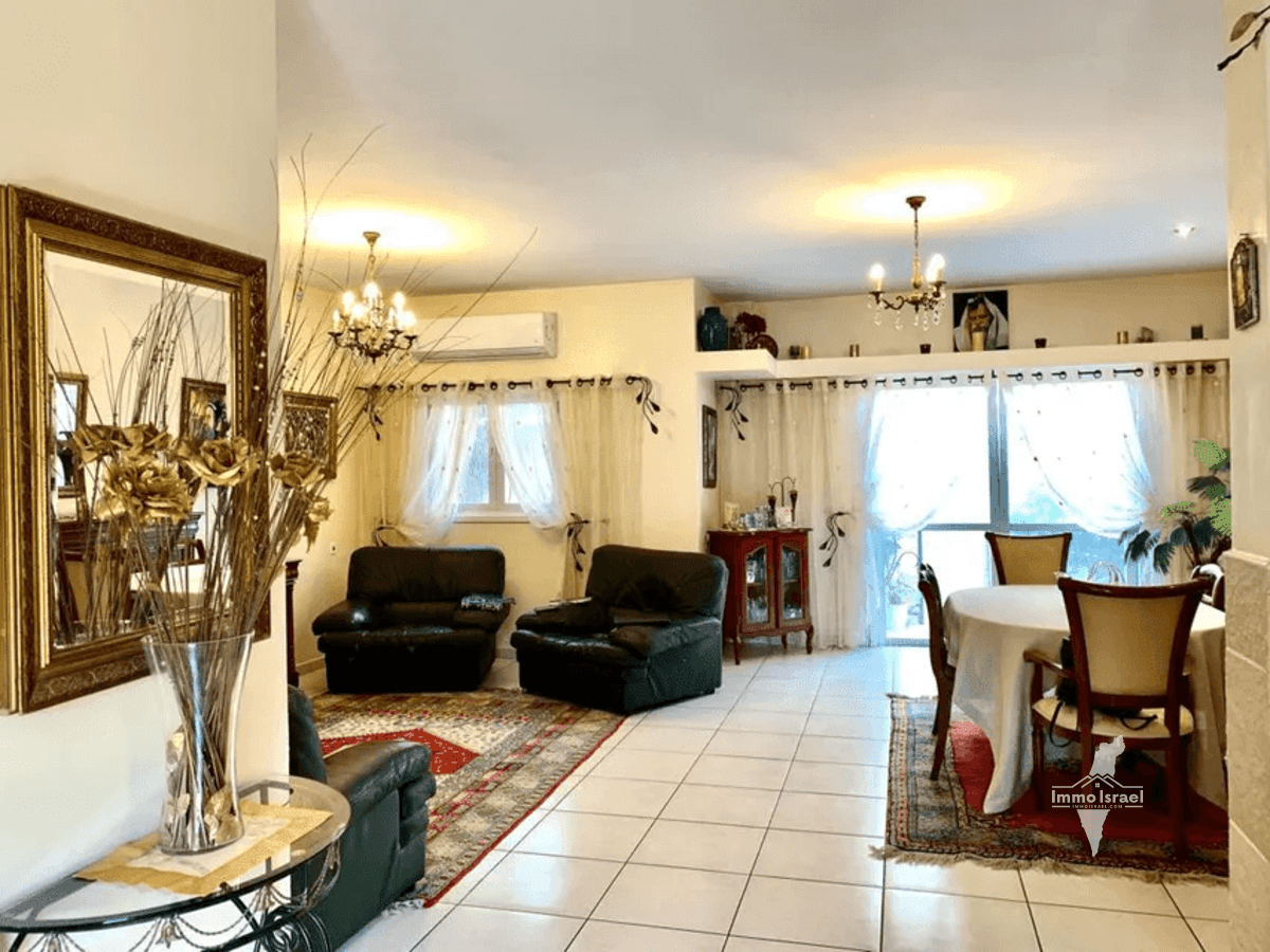 For Sale: 6-Room Cottage on HaSandlar Street, Netanya