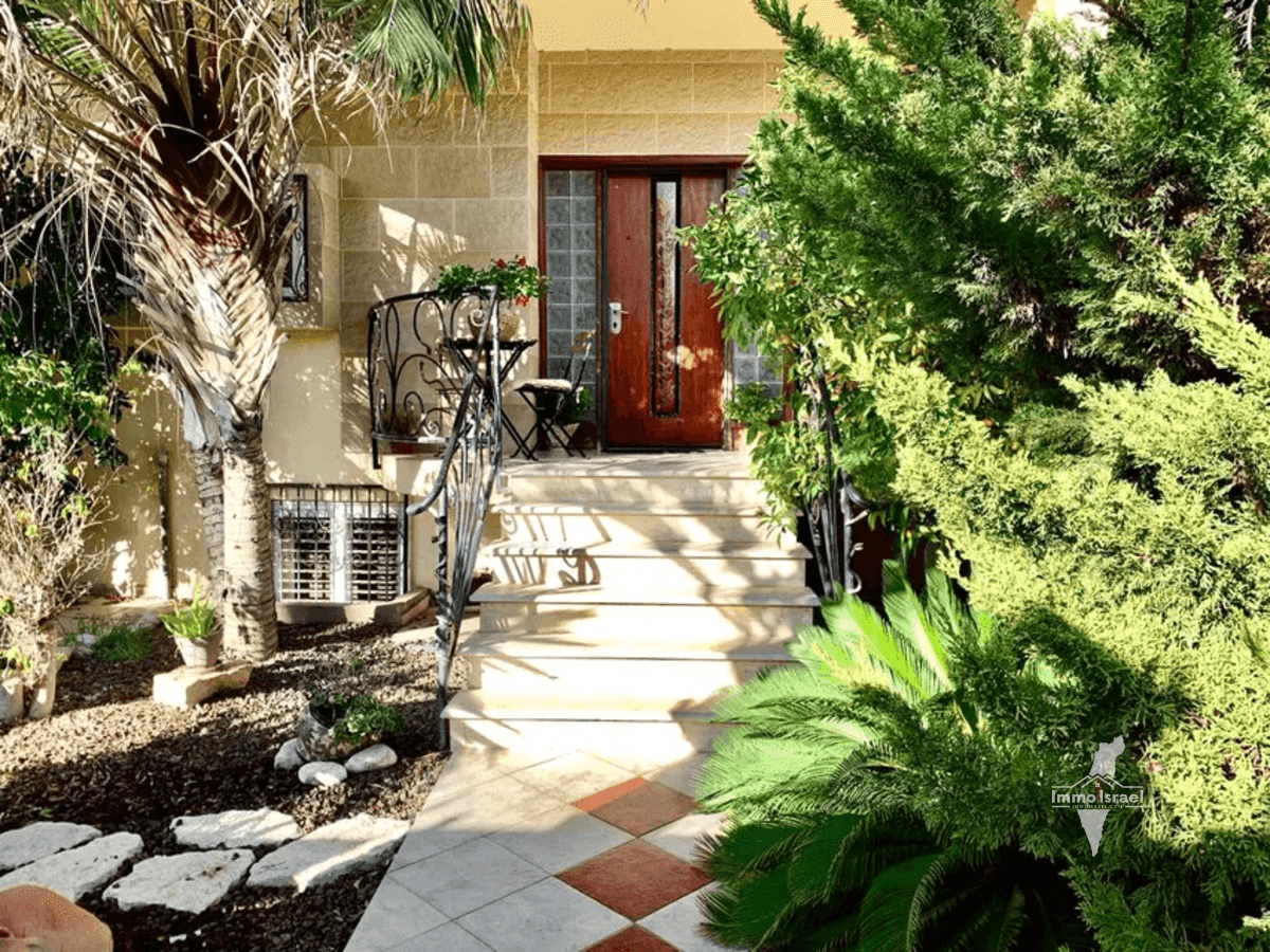 For Sale: 6-Room Cottage on HaSandlar Street, Netanya