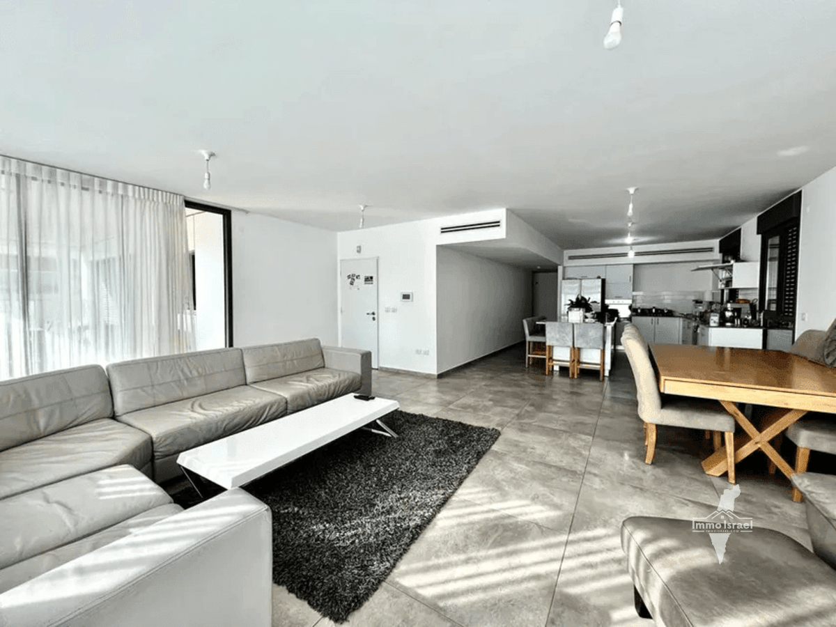 For Sale: 5-Room Mini Penthouse on Ussishkin Street, Netanya