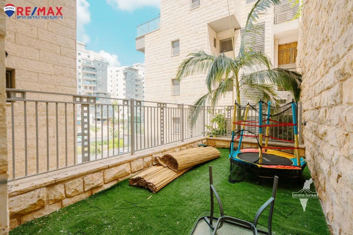 5-комнатная квартира с садом и большой террасой на улице Шохам, Хариш