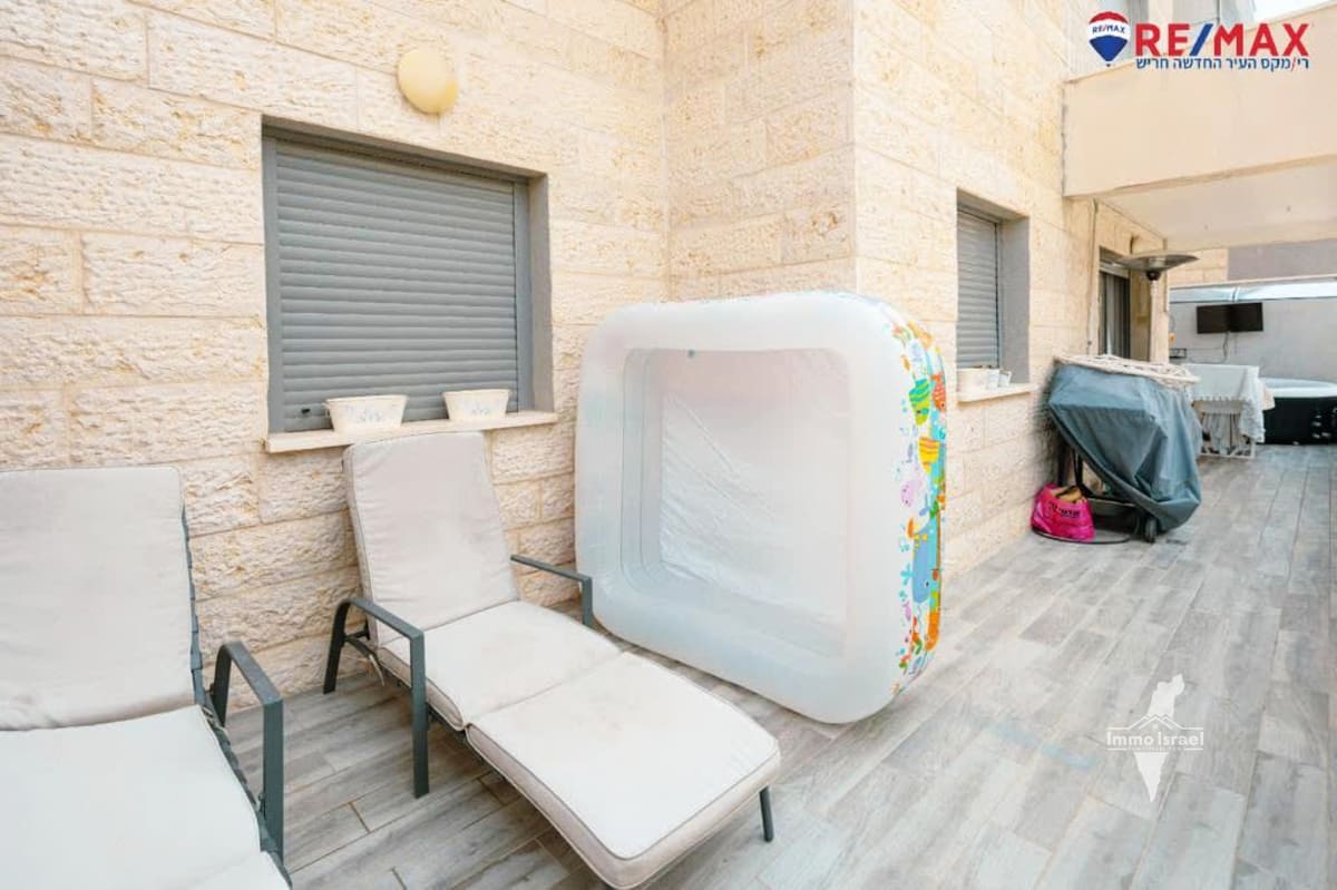 5-комнатная квартира с садом и большой террасой на улице Шохам, Хариш