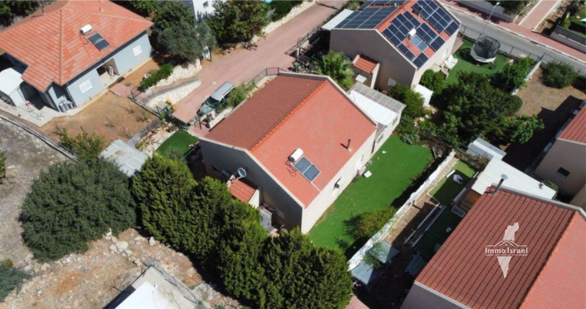 Коттедж с 4 комнатами на продажу в Хинанит