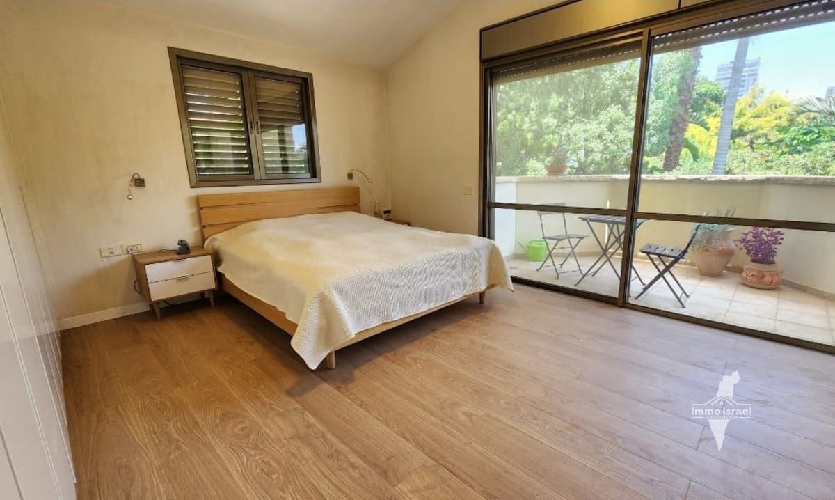 For Sale: 6-Room Apartment in HaMeshorerim Neighborhood, Hod HaSharon