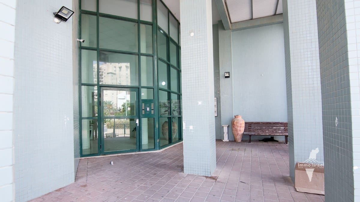 Продается квартира с 3 комнатами в Неве Зеев, Беэр Шева