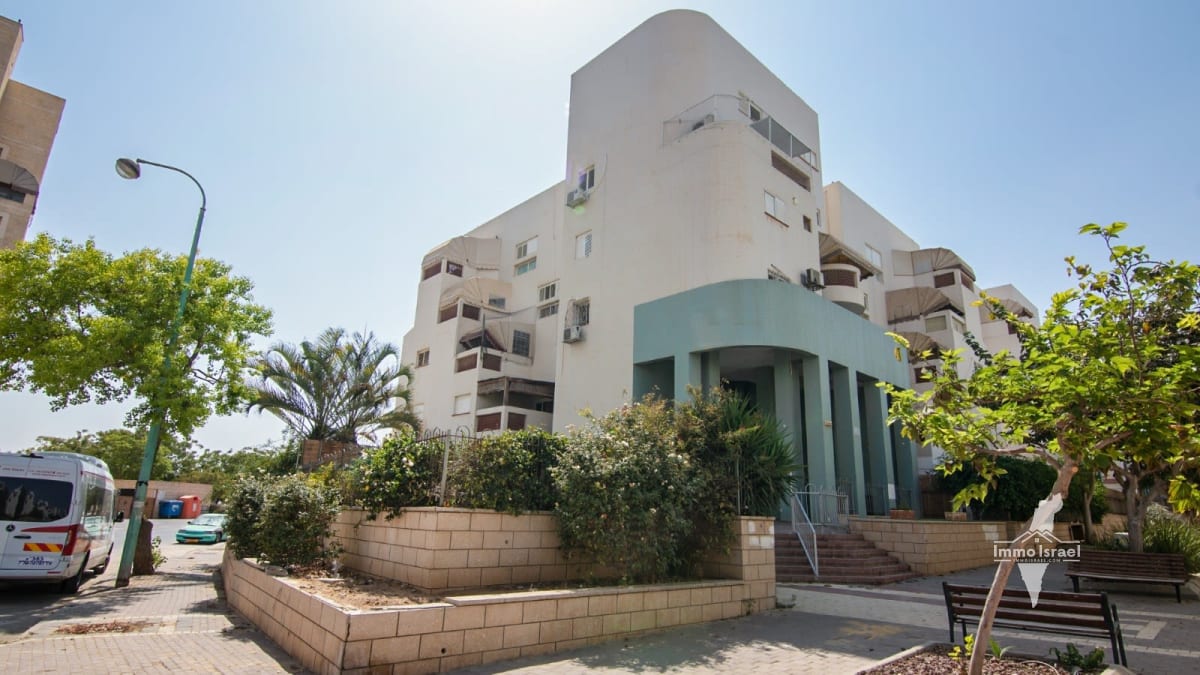 Продается квартира с 3 комнатами в Неве Зеев, Беэр Шева